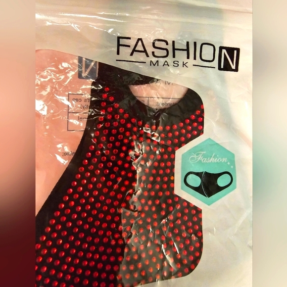 NEW RED Rhinestones BLING FASHIONABLE Face Mask - Picture 1 of 1